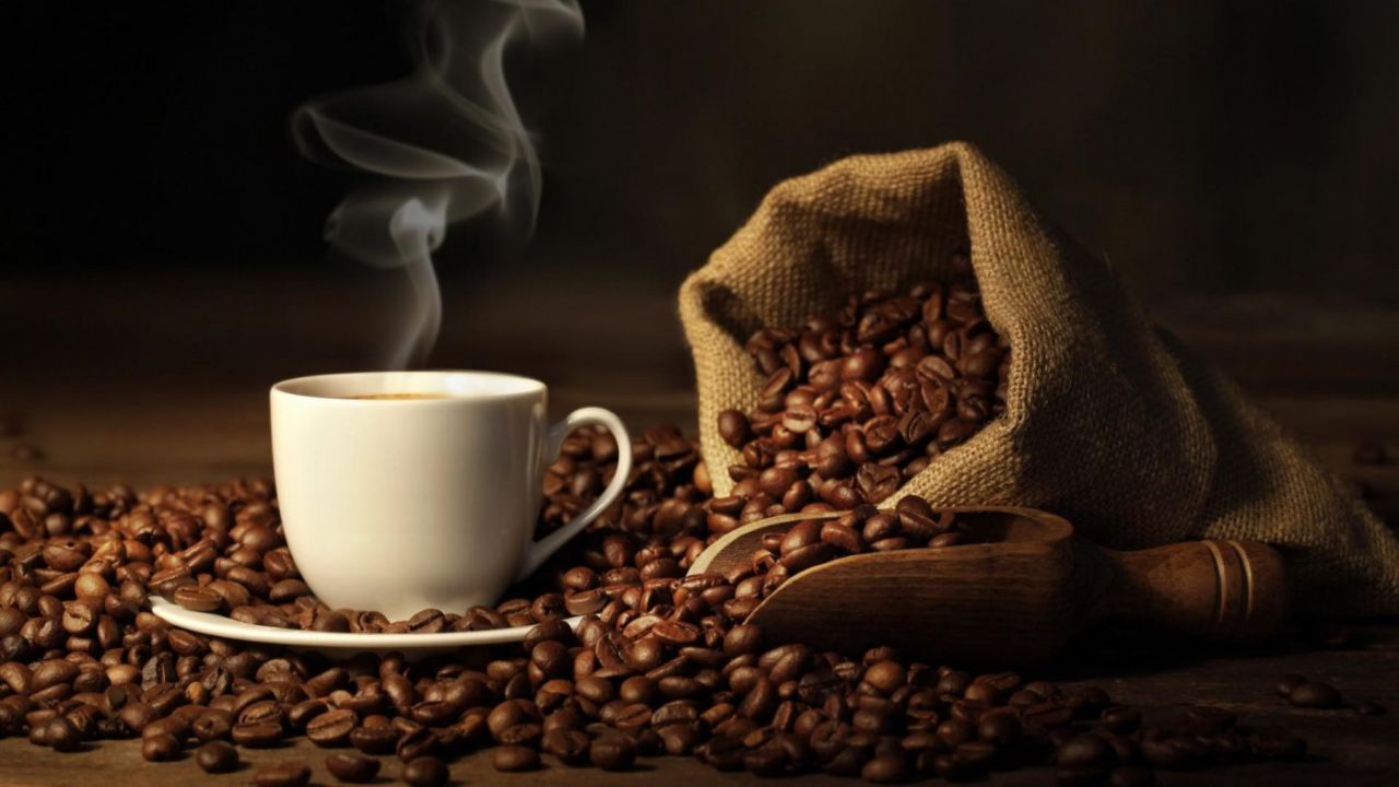 Nitelikli Kahve Nedir? Kahve çekirdekleri ve fincanda kahve.