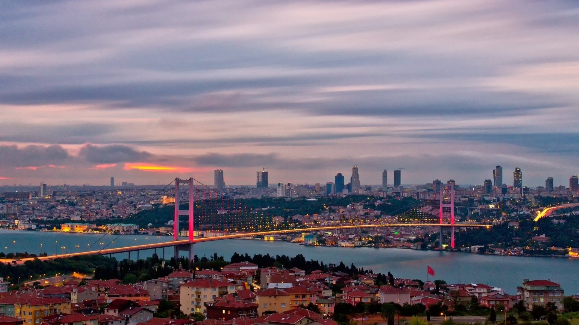 Sokağa Çıkma Yasağı Sonrası! İstanbul’da Tarihi Görüntüler
