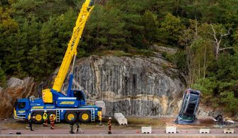 Volvo Güvenlik Testleri Gerçekleştirdi! Araçları Attılar