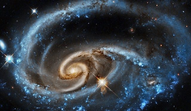 Hubble’dan sıra dışı bir keşif! Sıra sıra dizilmiş galaksiler!