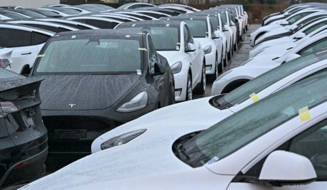 Tesla gereğinden fazla araç üretti! Zararına satıyor