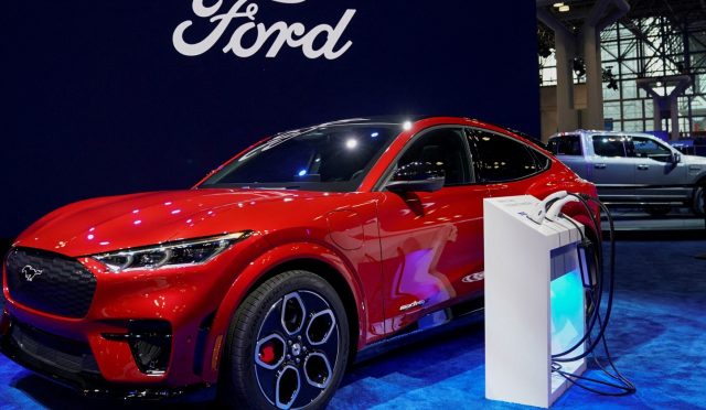Ford elektrikli araçlarını birer birer erteledi! Peki neden?